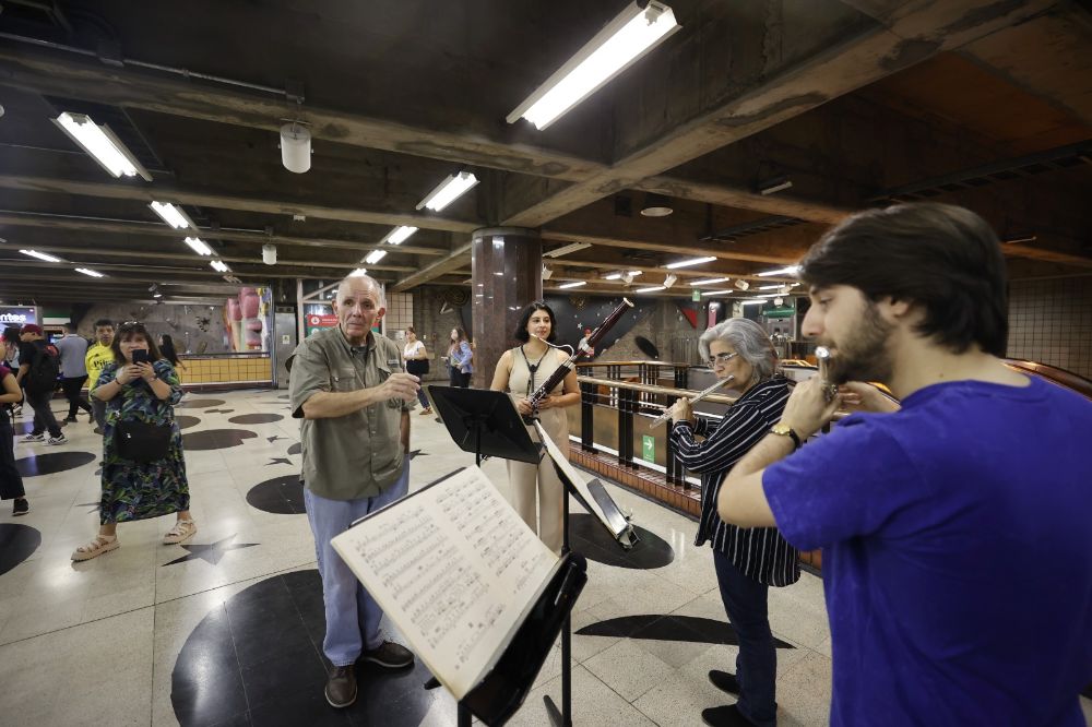 Para adelantar parte de lo que serán estos masivos conciertos, los músicos de la Orquesta Sinfónica Nacional de Chile mostraron un extracto de esta cantata, tanto a los transeúntes que pasean por Plaza Baquedano como a los usuarios de Metro de la estación que lleva este mismo nombre. 